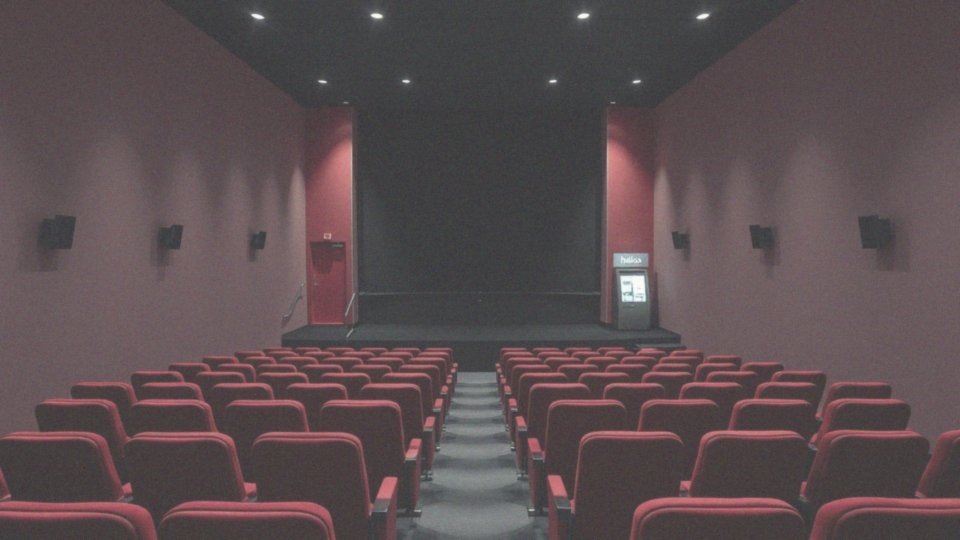 Jakie są ceny biletów ulgowych na różne seanse filmowe?